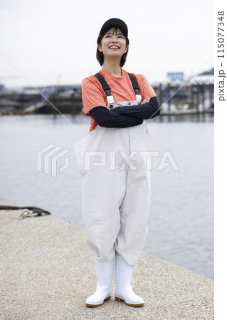 魚港に立つ若い女性 115077348
