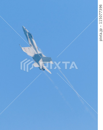 急上昇するスペイン空軍EF-18Aホーネット 115077396