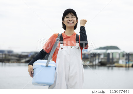 漁港に立つ若い女性 115077445