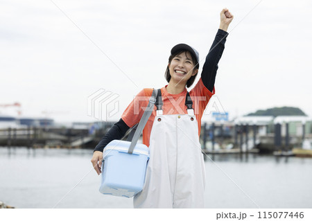 漁港に立つ若い女性 115077446