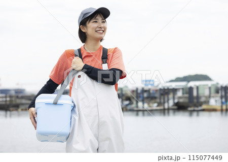 漁港に立つ若い女性 115077449