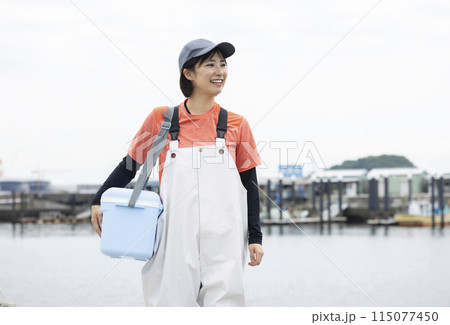 漁港に立つ若い女性 漁港に立つ若い女性 115077450
