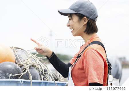 漁港で働く若い女性 115077462