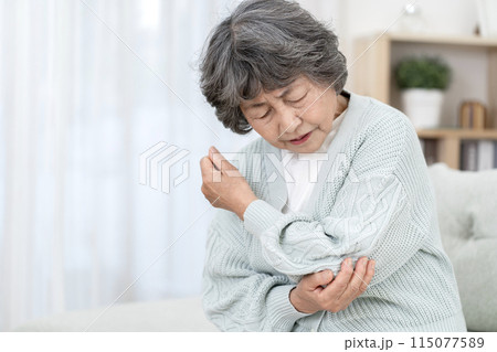 肘が痛いシニア女性 肘痛 関節痛 肘が痛いシニア女性 肘痛 関節痛 115077589