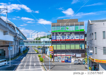 日本の横浜都市景観 横浜市営地下鉄グリーンライン 川和町駅などを望む 115077607