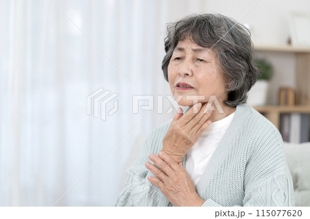 喉が痛いシニア女性 115077620