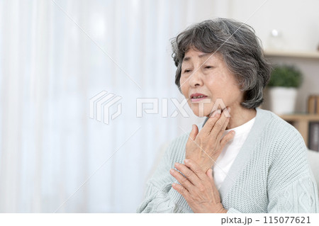 喉が痛いシニア女性 115077621