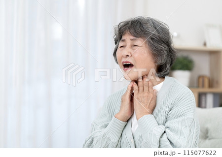 喉が痛いシニア女性 喉が痛いシニア女性 115077622