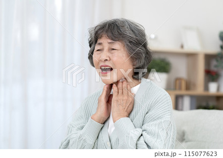 喉が痛いシニア女性 喉が痛いシニア女性 115077623