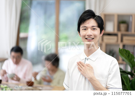 若い男性介護士 若い男性介護士 115077701