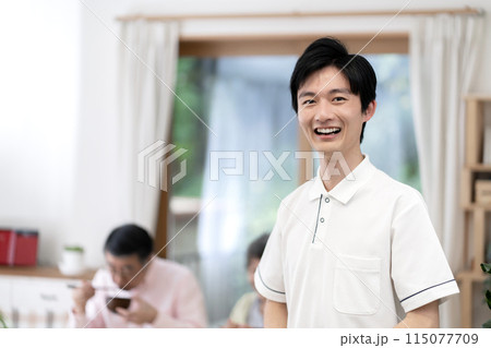 若い男性介護士 115077709