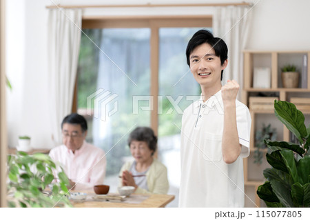 若い男性介護士 115077805