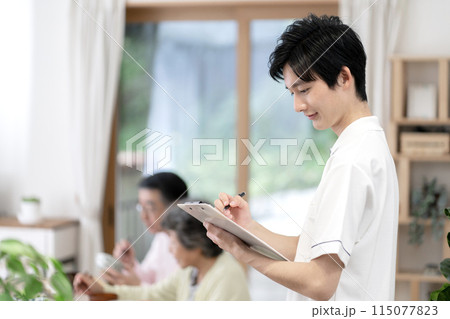 若い男性介護士 若い男性介護士 115077823