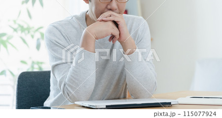 テレワークで疲れる男性 115077924