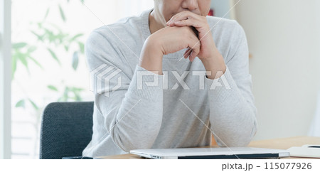 テレワークで疲れる男性 テレワークで疲れる男性 115077926