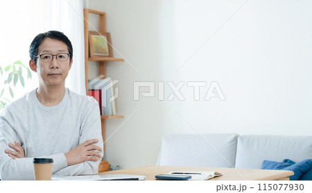 テレワークで疲れる男性 115077930