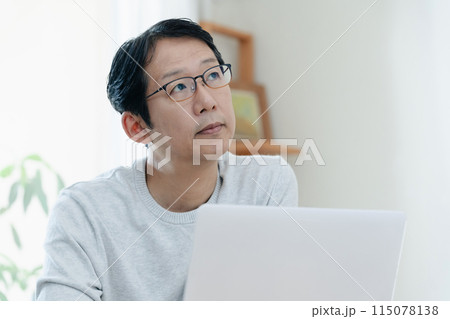 パソコンを見て考えるミドル男性 パソコンを見て考えるミドル男性 115078138