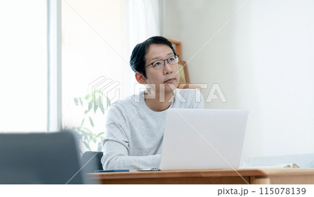 パソコンを見て考えるミドル男性 パソコンを見て考えるミドル男性 115078139