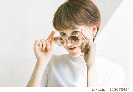 サングラスをかけた女性の写真素材 [115078424] - PIXTA