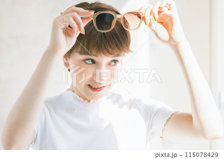 メガネをかける女性 メガネをかける女性 115078429