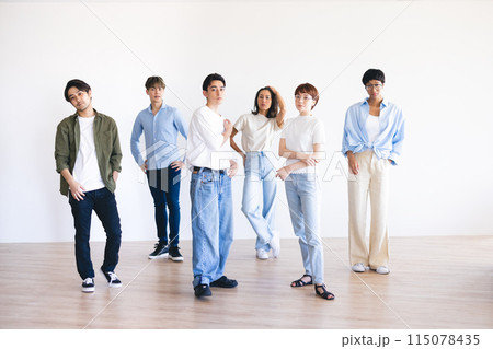 若い男女のポートレート 115078435