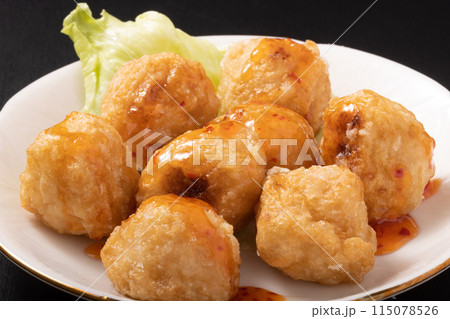 さつま揚げのスウィートチリソースかけ（魚肉　イカ） 115078526