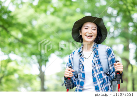 ハイキングを楽しむミドル女性 115078551