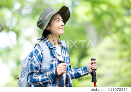 ハイキングを楽しむミドル女性 115078553