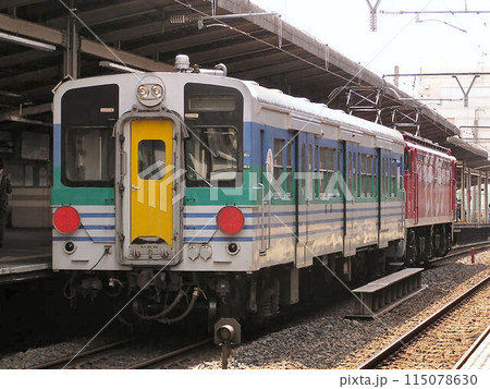 EF65形レインボー塗装牽引:久留里線キハ30形郡山総合車両センター入場回送 EF65形レインボー塗装牽引:久留里線キハ30形郡山総合車両センター入場回送 115078630