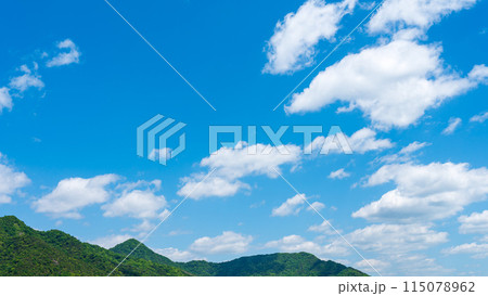初夏の青空に流れるたくさんの雲 初夏の青空に流れるたくさんの雲 115078962