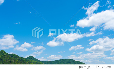 初夏の青空に流れるたくさんの雲 115078966