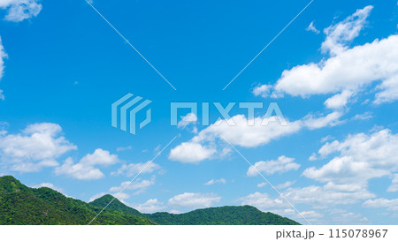 初夏の青空に流れるたくさんの雲 初夏の青空に流れるたくさんの雲 115078967