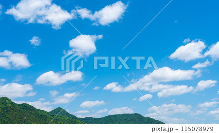 初夏の青空に流れるたくさんの雲 初夏の青空に流れるたくさんの雲 115078979