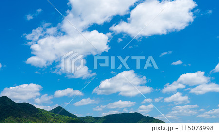 初夏の青空に流れるたくさんの雲 115078998