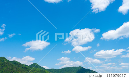 初夏の青空に流れるたくさんの雲 115079037