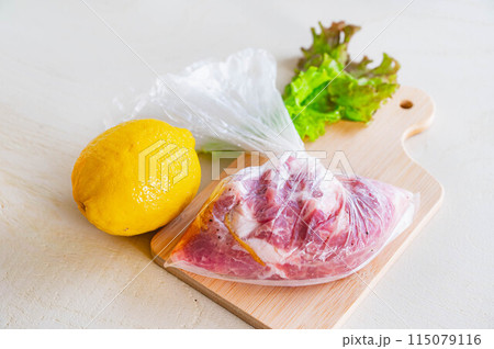 ビニール袋で味付け　豚の塩レモン漬け 115079116
