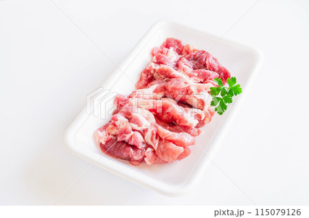 トレーに入った豚肩ロース肉 115079126