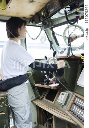 船を操縦する若い女性 115079263