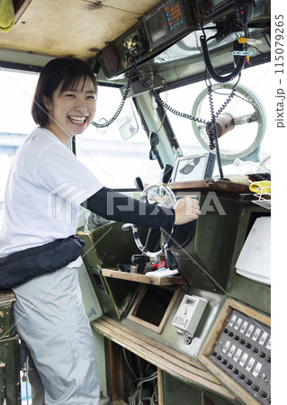 船を操縦する若い女性 船を操縦する若い女性 115079265