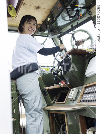 船を操縦する若い女性 115079269