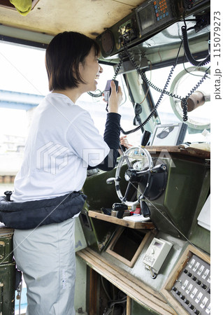 船を操縦する若い女性 船を操縦する若い女性 115079273