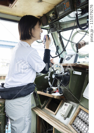 船を操縦する若い女性 115079276