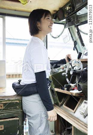 船を操縦する若い女性 115079313