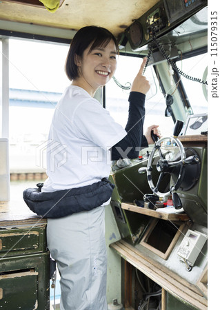 船を操縦する若い女性 115079315