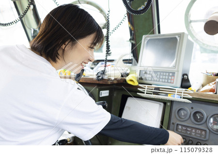 船を操縦する若い女性 115079328