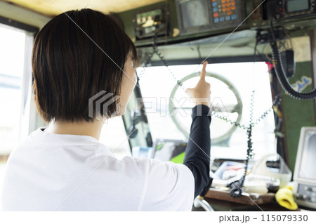 船を操縦する若い女性 115079330