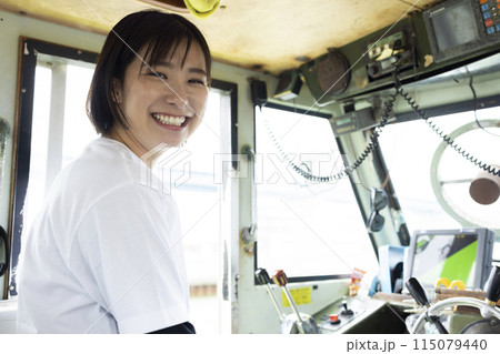 船を操縦する若い女性 船を操縦する若い女性 115079440