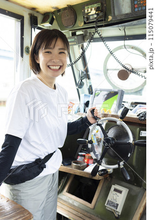 船を操縦する若い女性 115079441