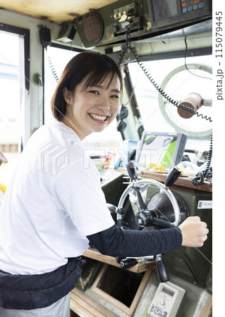 船を操縦する若い女性 115079445