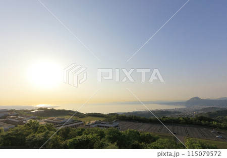 別府湾サービスエリアからの朝日と別府湾全景(立命館アジア太平洋大学、別府市街、高崎山) 別府湾サービスエリアからの朝日と別府湾全景(立命館アジア太平洋大学、別府市街、高崎山) 115079572